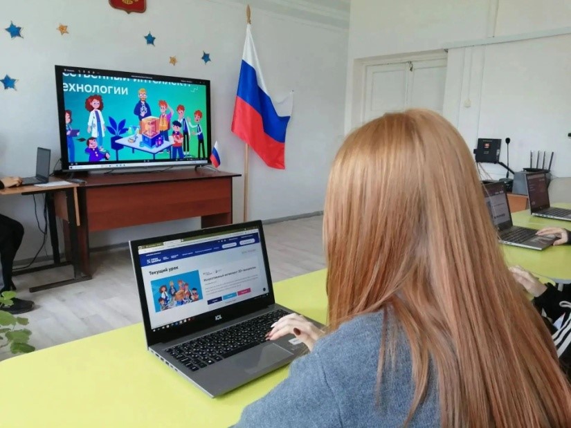 "Урок цифры" в МБОУ "Новонадеждинская СШ" Городищенского района Волгоградской области: школьники осваивают 3D-моделирование с помощью ИИ.